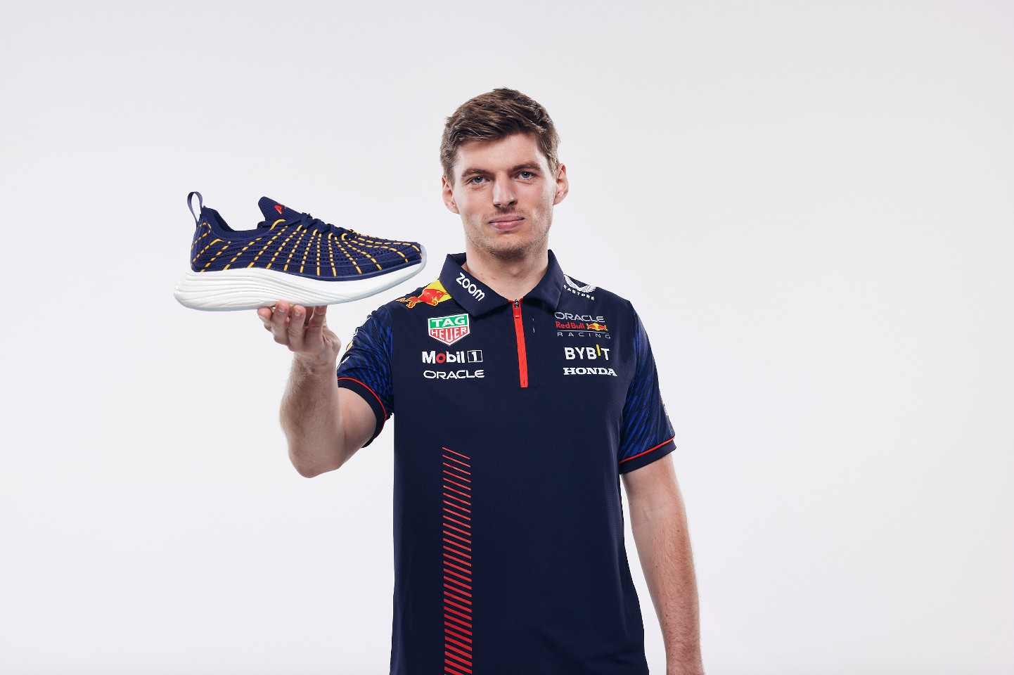 Max Verstappen with the apl oracle red bull racing shoe
