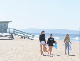 Team members from Château d’Esclans work with the Surfrider Foundation on a beach cleanup day in Santa Monica in April. PHOTO COURTESY OF CHÂTEAU D’ESCLANS