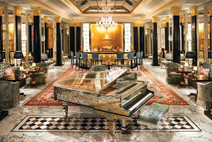 The Liberace piano in The Promenade and
in front of Artists’ Bar PHOTO COURTESY OF THE DORCHESTER