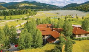 The Granite Lodge houses dining, the saloon, the spa, the pool and hot tub, and nine luxury accommodations PHOTO COURTESY OF THE RANCH AT ROCK CREEK