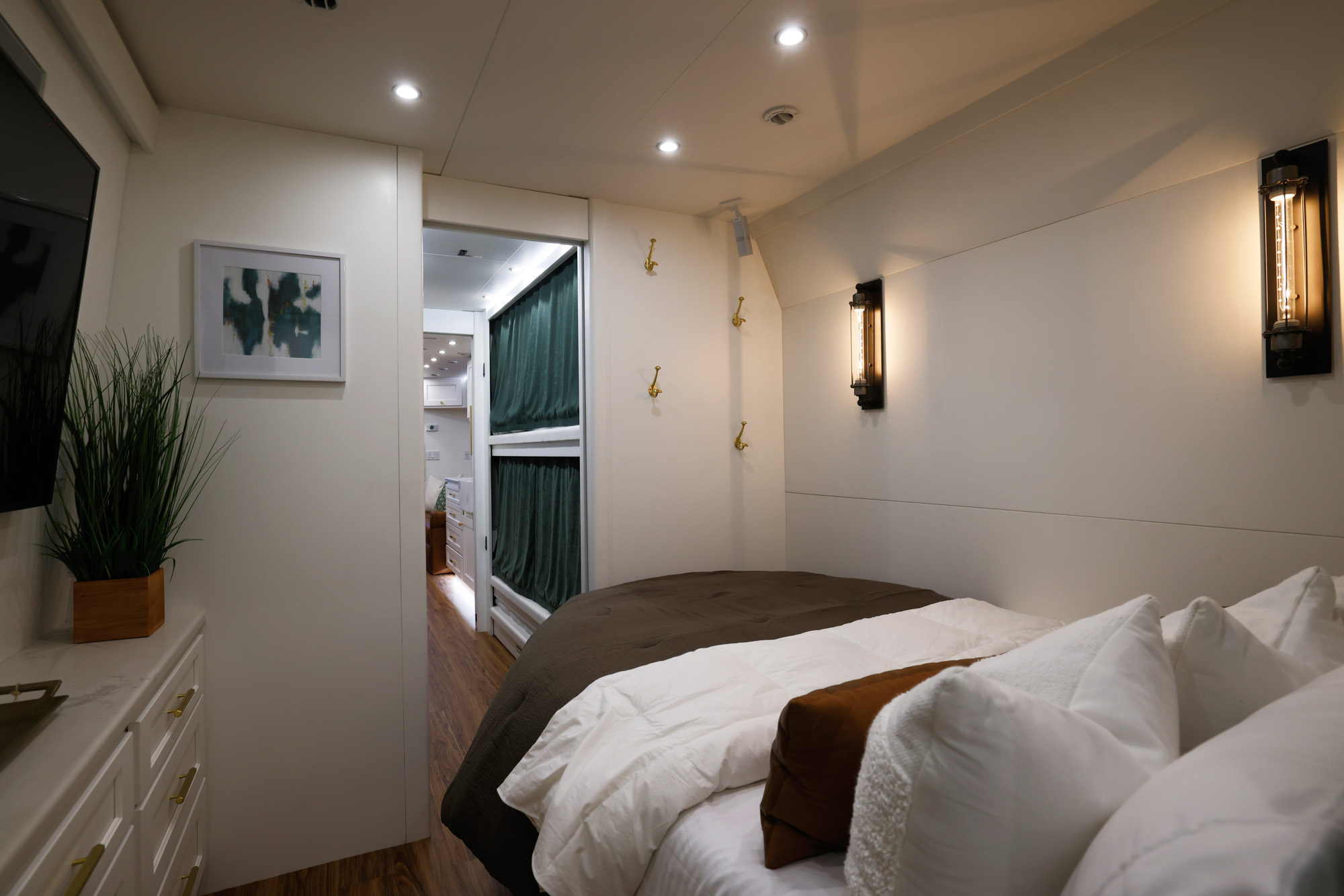 Dreamliner Coaches bedroom