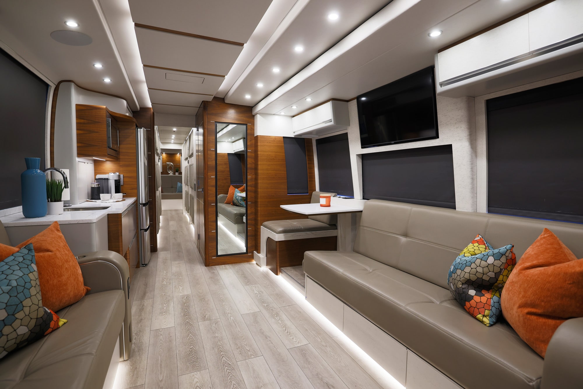 Dreamliner Coaches interior