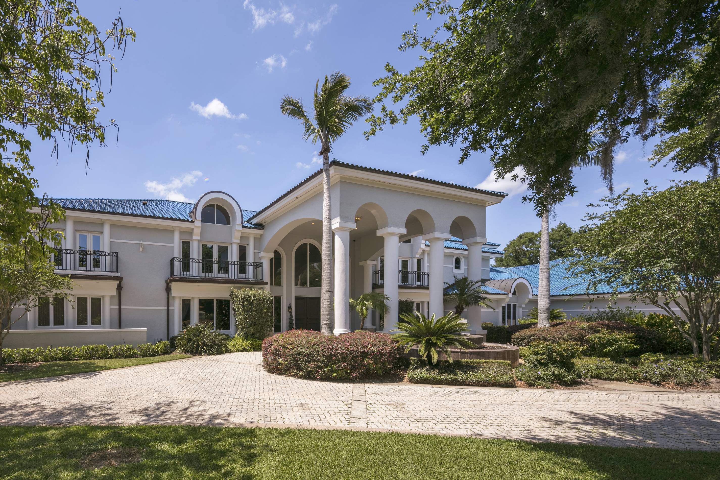 Shaq house in Florida, front entrance